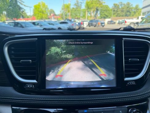 Used 2023 Chrysler Pacifica Limited FWD image 16