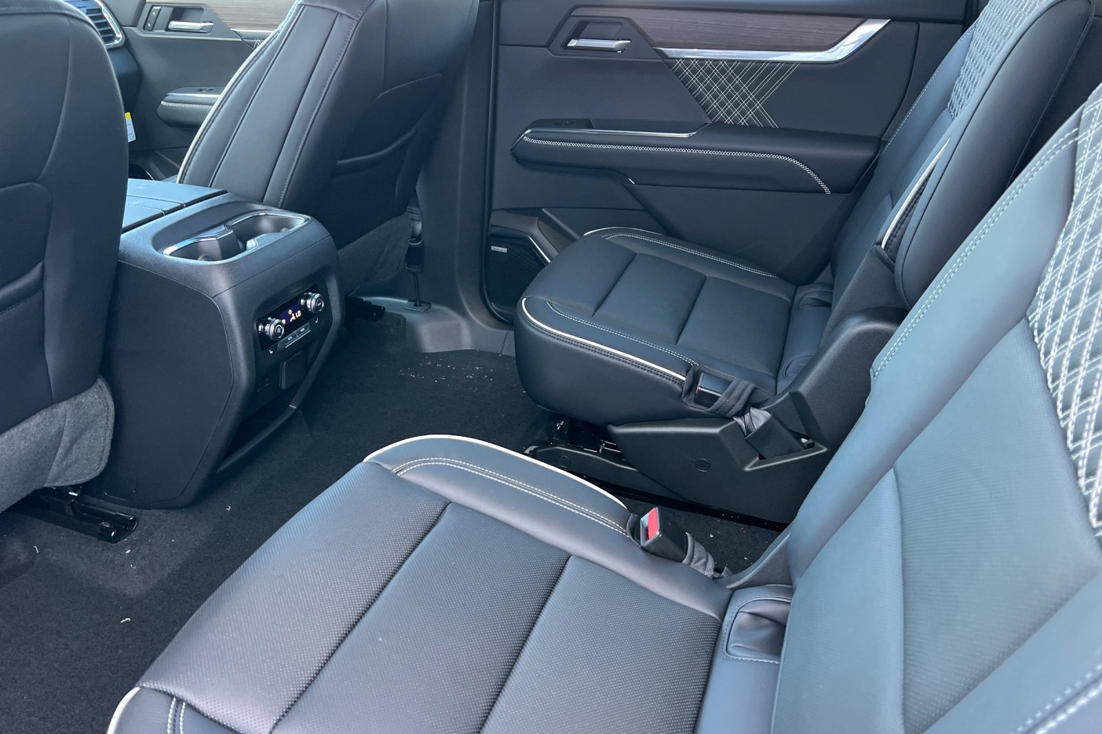 New 2027 GMC Acadia Denali w/ Denali Reserve Package AWD/4WD image 9