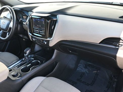 Used 2022 Chevrolet Traverse LS image 8