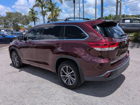 Used 2017 Toyota Highlander XLE w/ Carpet Mat Package AWD/4WD image 7