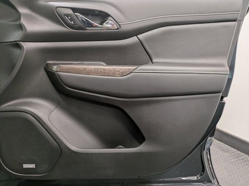 Used 2023 GMC Acadia Denali w/ Black Diamond Edition image 27