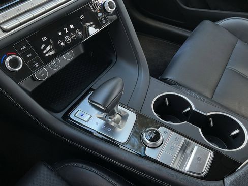 Used 2025 Genesis G70 2.5T image 33