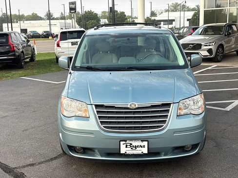 Used 2009 Chrysler Town & Country Touring FWD image 5