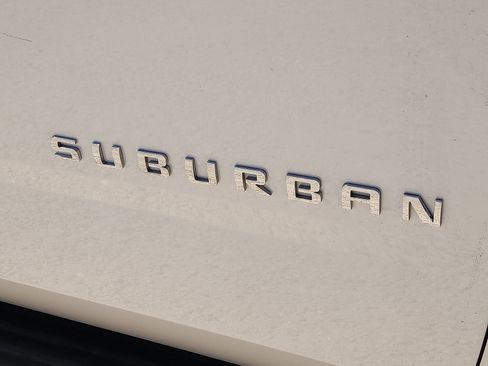 Used 2016 Chevrolet Suburban LT image 8