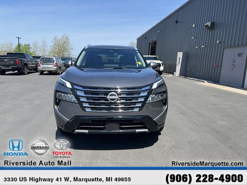 Used 2024 Nissan Rogue Platinum AWD/4WD image 2