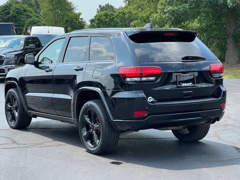 Used 2018 Jeep Grand Cherokee Altitude AWD/4WD image 10