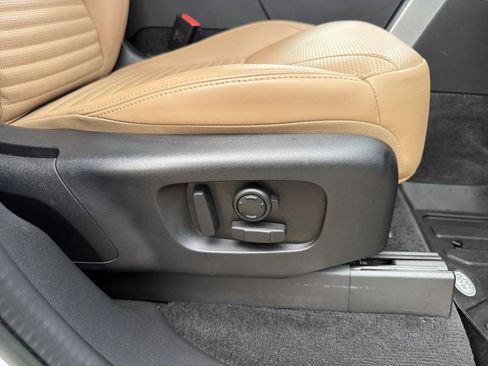 Used 2023 Land Rover Discovery Metropolitan Edition AWD/4WD image 43
