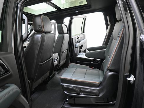 Used 2025 GMC Yukon XL AT4 w/ AT4 Premium Package AWD/4WD image 19