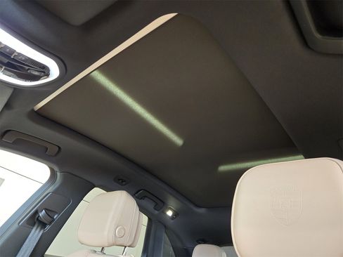 Used 2025 Porsche Macan image 10