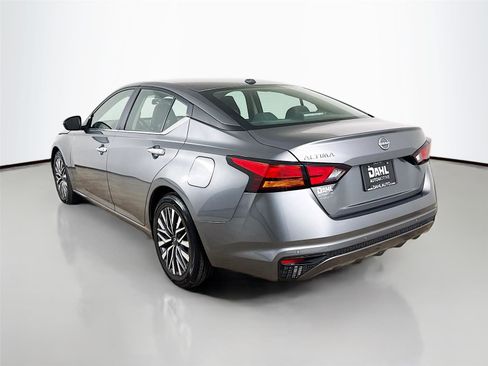 Used 2025 Nissan Altima 2.5 SV image 10