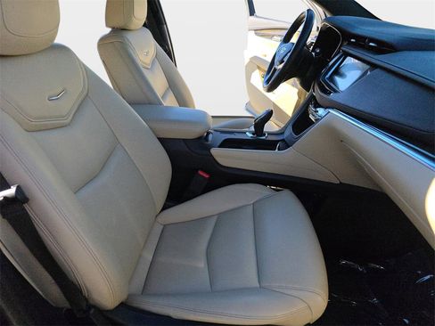 Used 2019 Cadillac XT5 FWD image 12