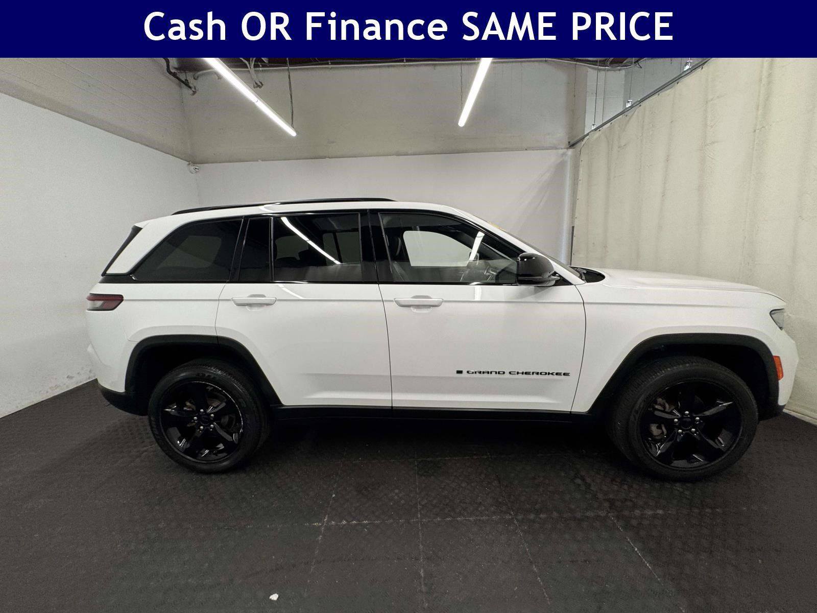 Used 2023 Jeep Grand Cherokee Altitude AWD/4WD image 9