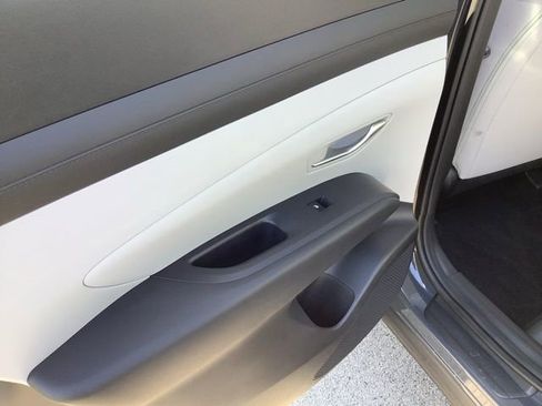 Certified 2025 Hyundai Tucson SE image 19