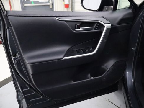 Used 2020 Toyota RAV4 Limited image 13