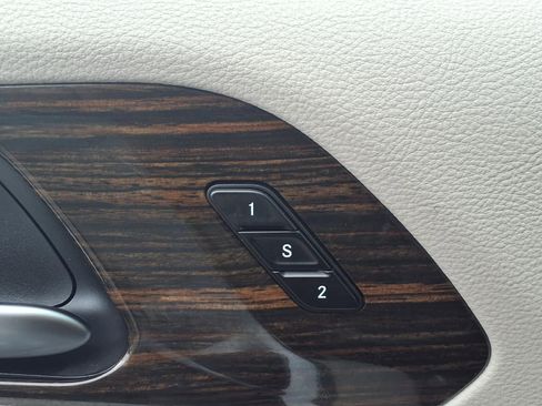 Used 2023 Chrysler Pacifica Limited FWD image 7