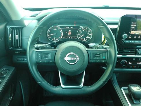 Used 2024 Nissan Pathfinder SV AWD/4WD image 32