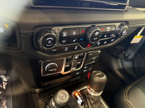 New 2025 Jeep Gladiator Sport AWD/4WD image 22