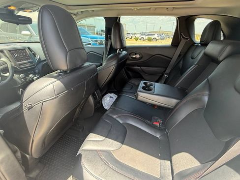 Used 2022 Jeep Cherokee Trailhawk w/ Sun, Sound & Nav Group AWD/4WD image 10