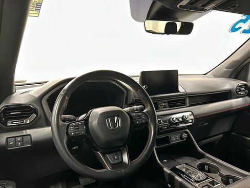 Used 2025 Honda Pilot TrailSport image 14