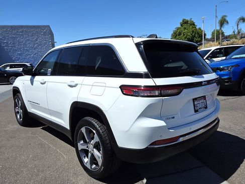 Certified 2023 Jeep Grand Cherokee 4WD 4xe w/ Luxury Tech Group II image 3