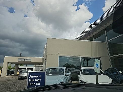 Used 2017 Chevrolet Traverse LT w/ Style and Technology Package image 16