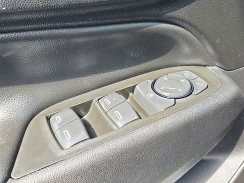 Used 2020 Chevrolet Equinox LT image 32