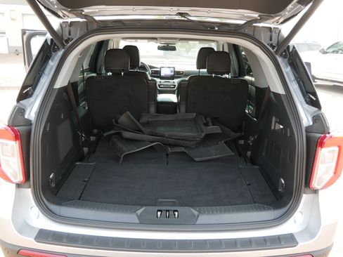 Used 2023 Ford Explorer XLT w/ Equipment Group 202A AWD/4WD image 18