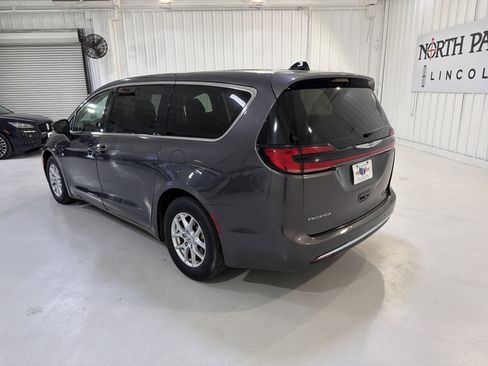 Used 2023 Chrysler Pacifica Touring-L image 3