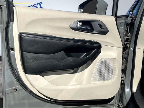 Used 2022 Chrysler Pacifica Touring-L FWD image 19