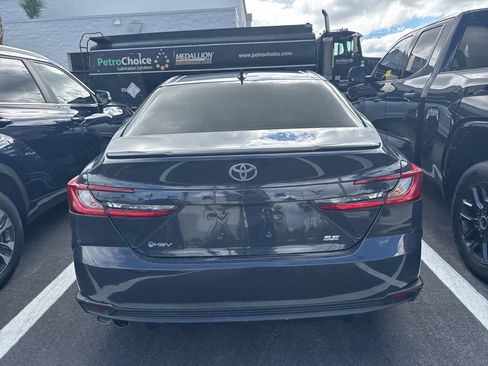 Used 2025 Toyota Camry SE image 4
