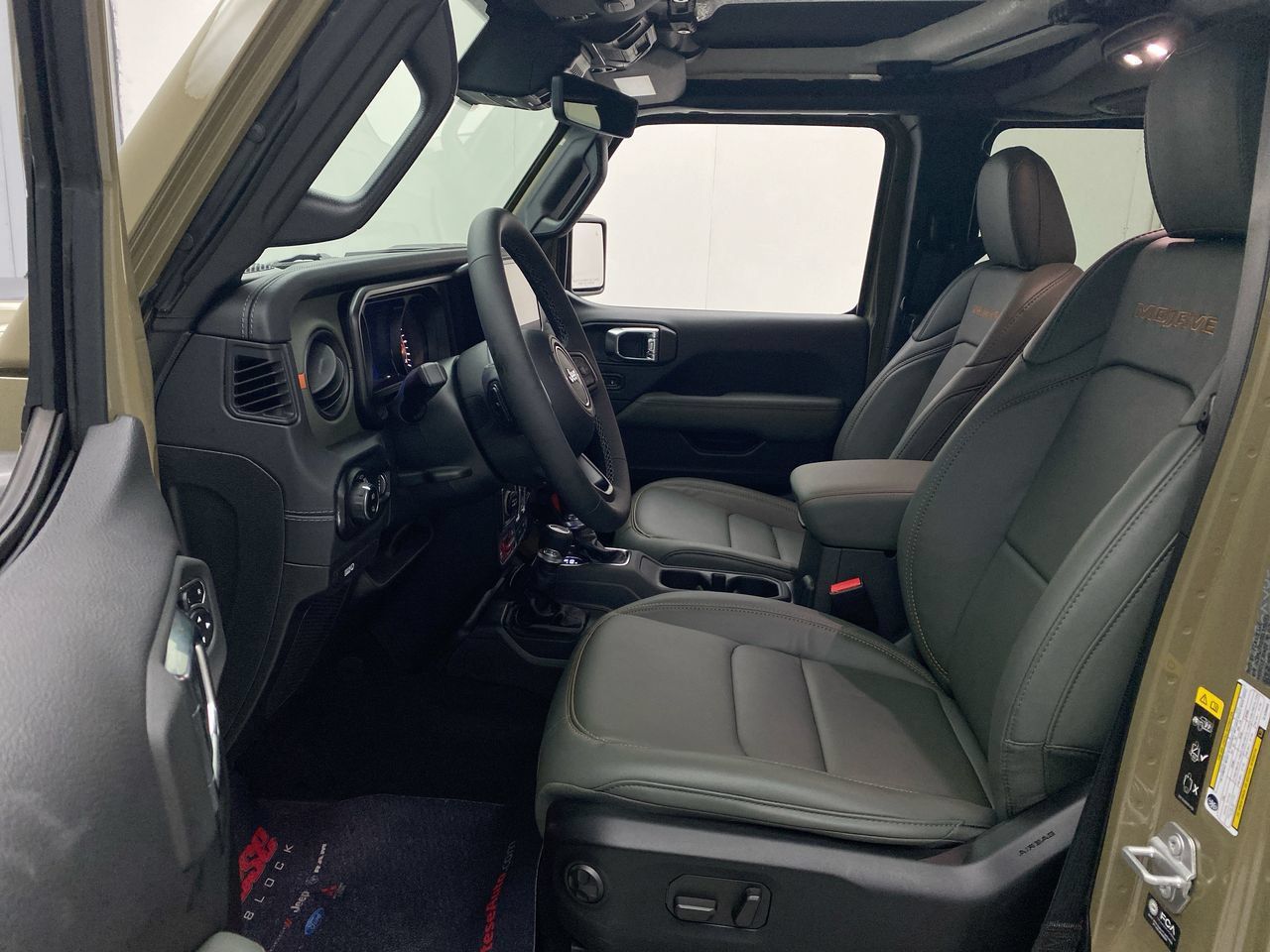 Used 2025 Jeep Gladiator Mojave AWD/4WD image 14