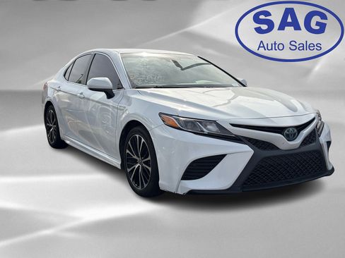 Used 2020 Toyota Camry SE w/ Carpet Mat Package image 2