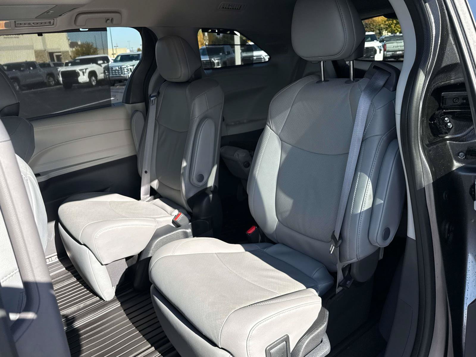 Used 2023 Toyota Sienna Limited FWD image 13
