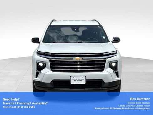 Used 2025 Chevrolet Traverse LT FWD image 2