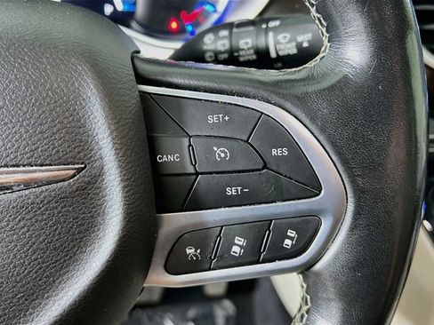 Used 2021 Chrysler Pacifica Touring-L FWD image 33
