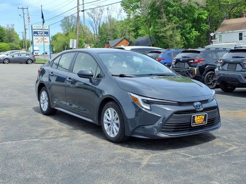 Used 2023 Toyota Corolla LE w/ LE Convenience Package AWD/4WD image 3
