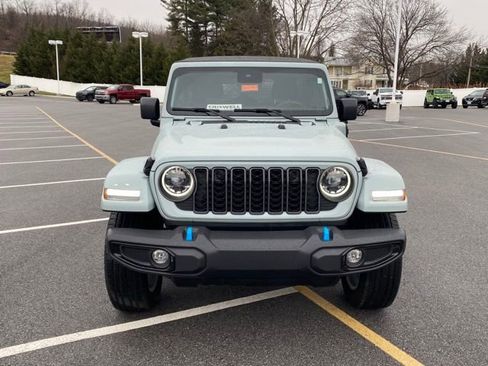 Used 2024 Jeep Wrangler Unlimited w/ Convenience Group AWD/4WD image 8