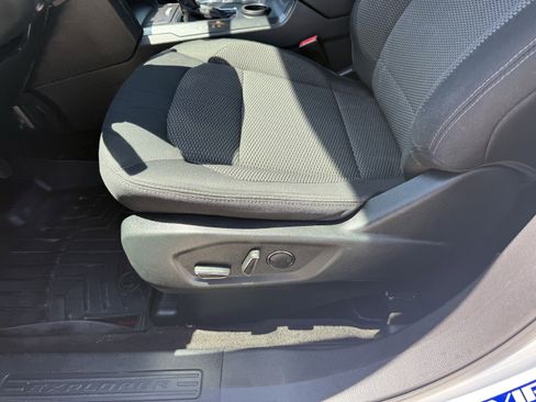 Used 2018 Ford Explorer XLT image 28