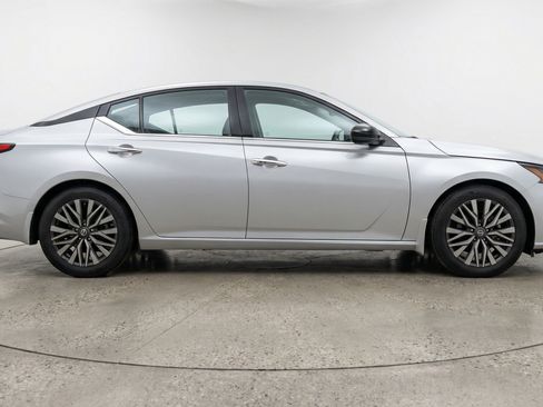 Used 2025 Nissan Altima 2.5 SV image 11