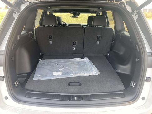 New 2025 Jeep Grand Cherokee Altitude image 9