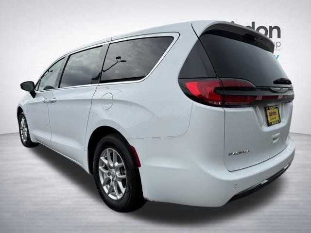 Used 2025 Chrysler Pacifica Select FWD image 5