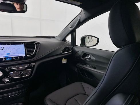 New 2026 Chrysler Pacifica Select image 24