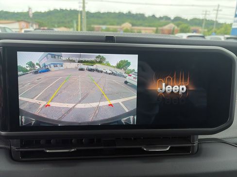 Used 2025 Jeep Wrangler Unlimited Sahara AWD/4WD image 16