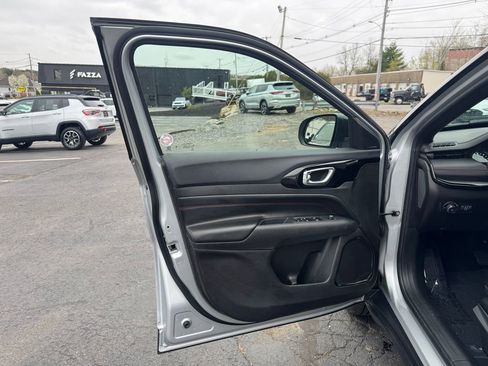 Used 2025 Jeep Compass Trailhawk AWD/4WD image 18