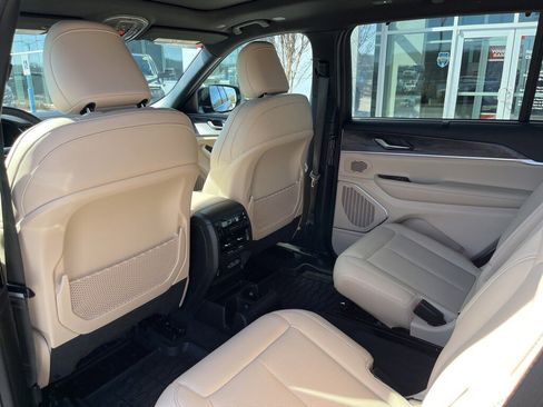 Used 2024 Jeep Grand Cherokee L Limited w/ Luxury Tech Group II image 17