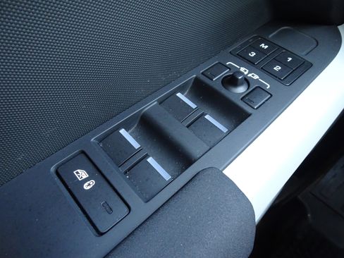 Certified 2023 Land Rover Defender 110 SE image 33