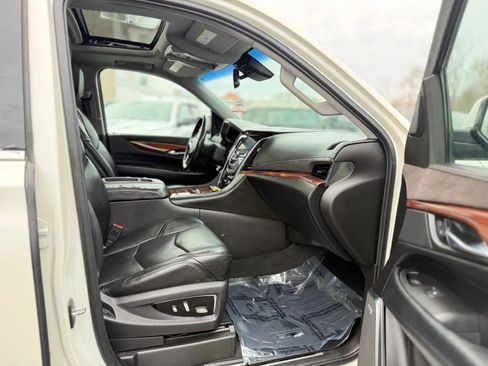 Used 2015 Cadillac Escalade ESV Luxury image 28