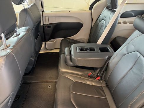 Used 2017 Chrysler Pacifica Touring-L image 7