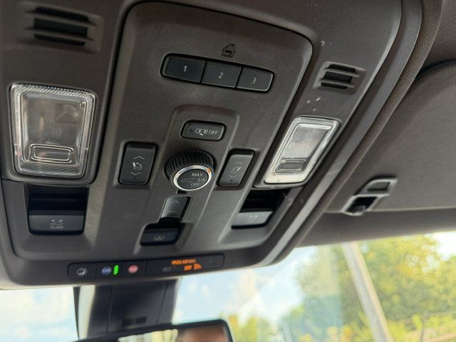 Used 2022 GMC Yukon SLT w/ SLT Premium Package AWD/4WD image 14