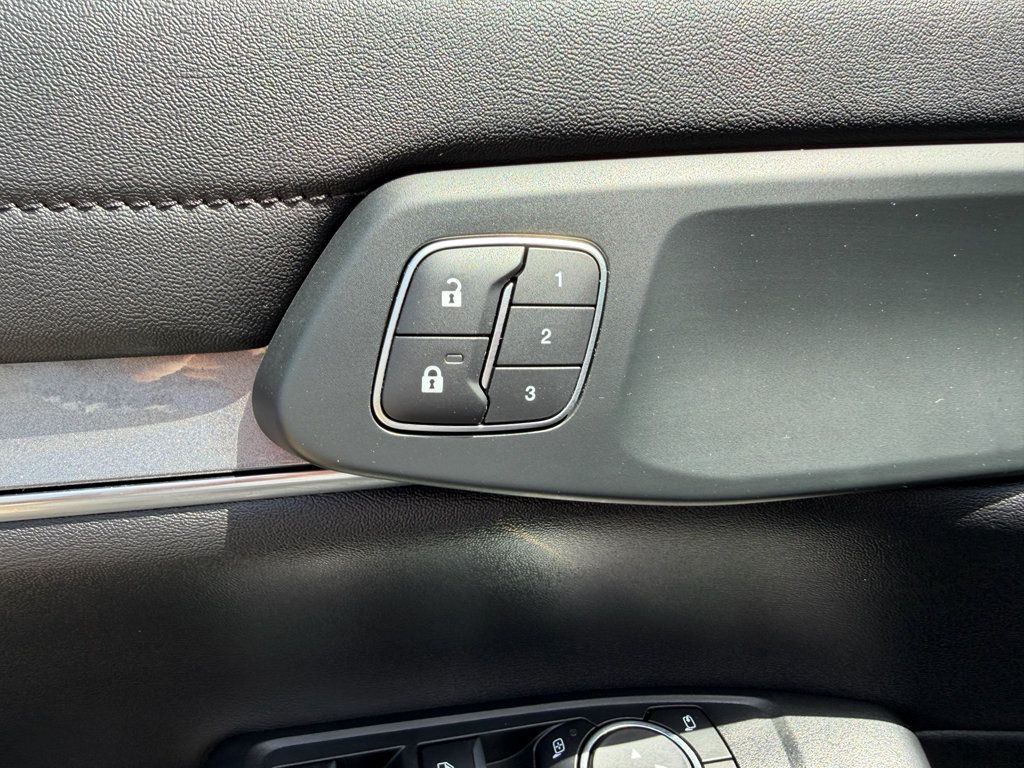 Used 2025 Ford Ranger Lariat w/ Black Appearance Package AWD/4WD image 11